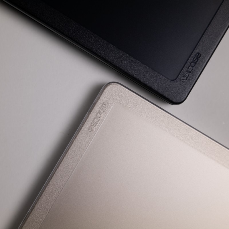 Husa protectoare Incase Edge pentru MacBook Air 13", material Makrolon, mat, neagra