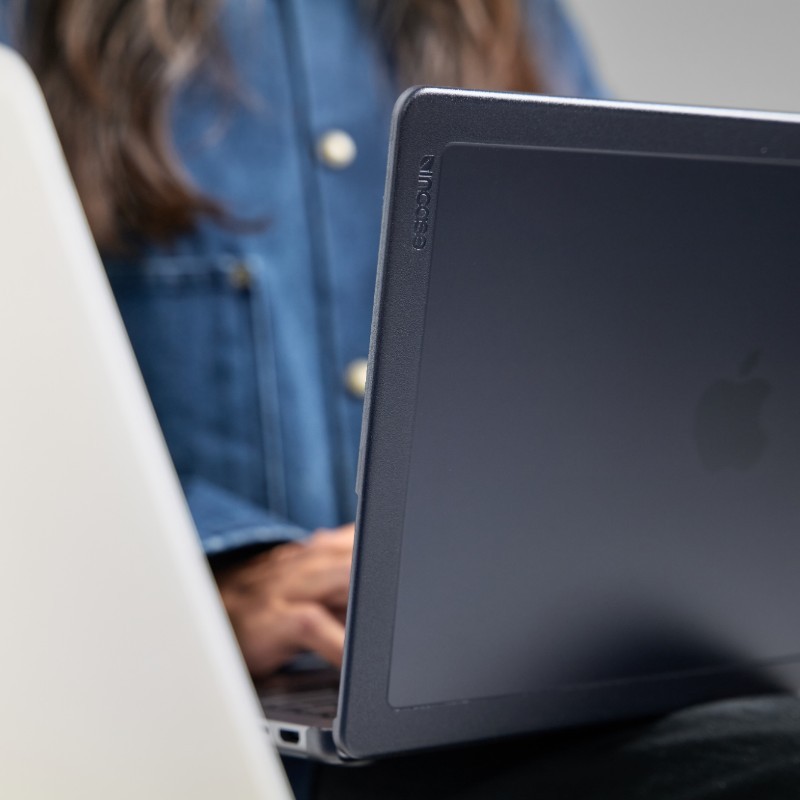 Husa protectoare Incase Edge pentru MacBook Air 13", material Makrolon, mat, neagra