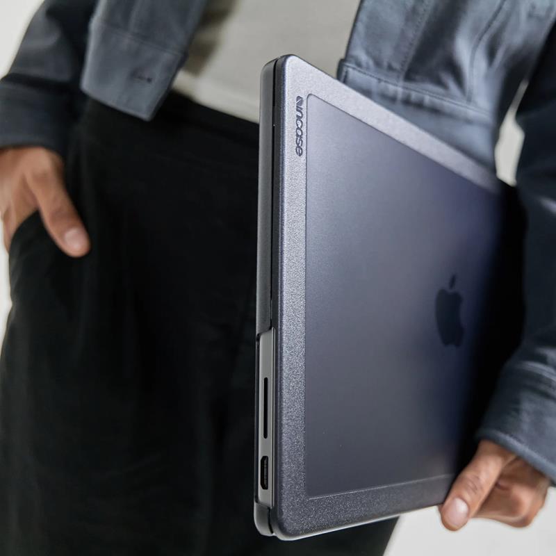 Husa protectoare Incase Edge pentru MacBook Air 13", material Makrolon, mat, neagra