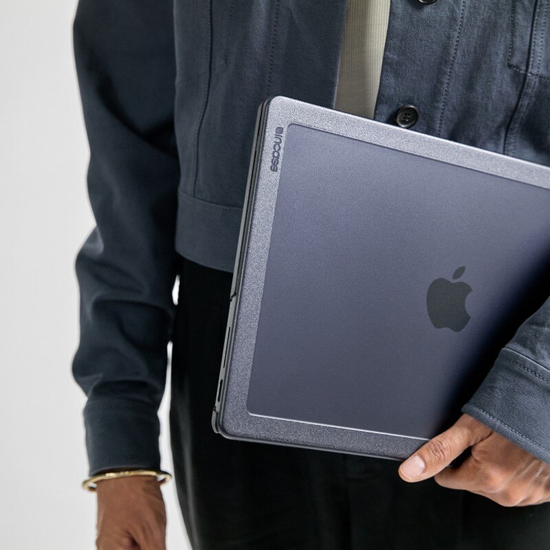 Husa protectoare Incase Edge pentru MacBook Air 13", material Makrolon, mat, neagra