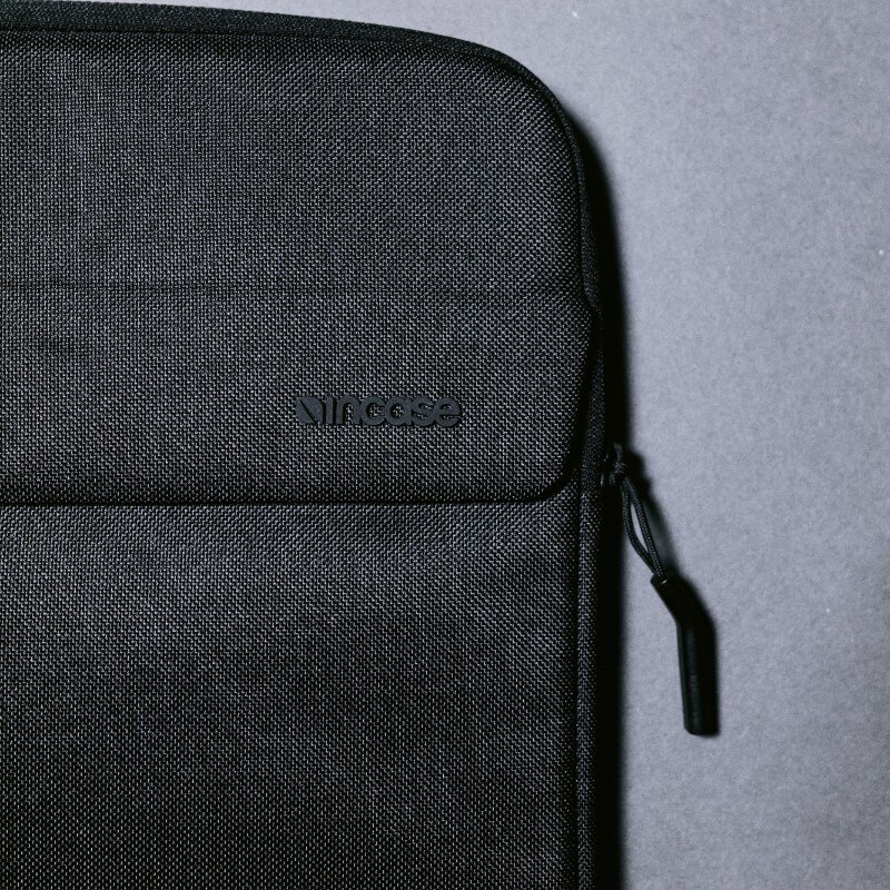 Husa laptop InCase Crosstown cu Woolenex, rezistenta la apa, neagra, 34x25.5x2cm