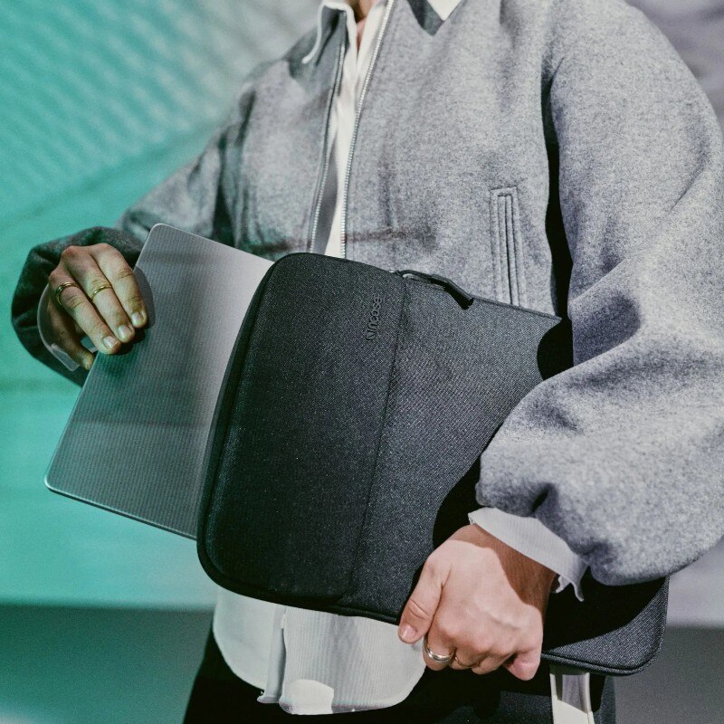 Husa laptop InCase Crosstown cu Woolenex, rezistenta la apa, neagra, 34x25.5x2cm