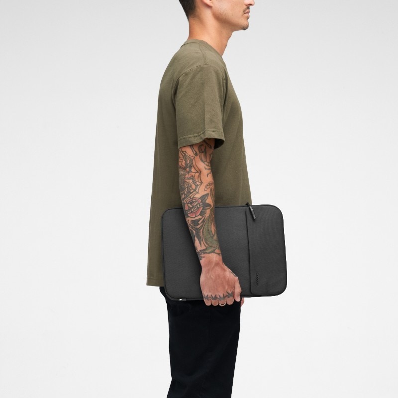 Husa laptop InCase Crosstown cu Woolenex, rezistenta la apa, neagra, 34x25.5x2cm