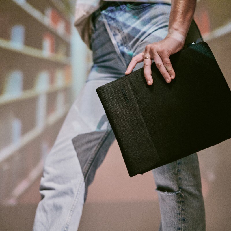 Husa laptop InCase Crosstown cu Woolenex, rezistenta la apa, neagra, 34x25.5x2cm