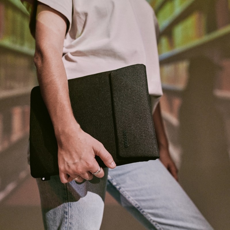 Husa laptop InCase Crosstown cu Woolenex, rezistenta la apa, neagra, 34x25.5x2cm