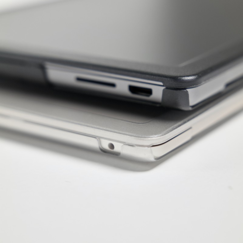 Husa protectoare Incase Edge pentru MacBook Air 13", material Makrolon, mat, neagra