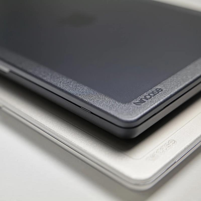 Husa protectoare Incase Edge pentru MacBook Air 13", material Makrolon, mat, neagra