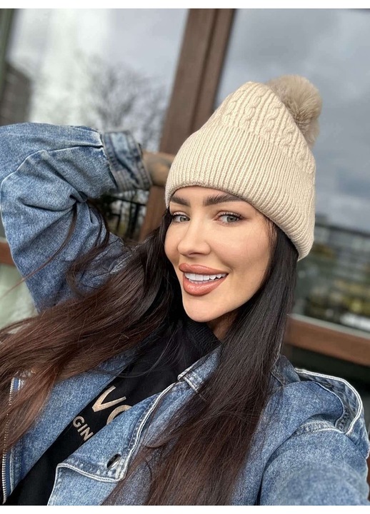 Caciula dama, stylion, cu pompon, acril, crem, dimensiune universala