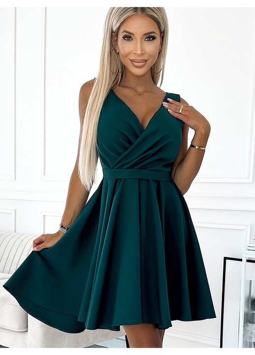 Асиметрична рокля Numoco, стъкленозелена, с деколте и колан, изработена от полиестер и еластан