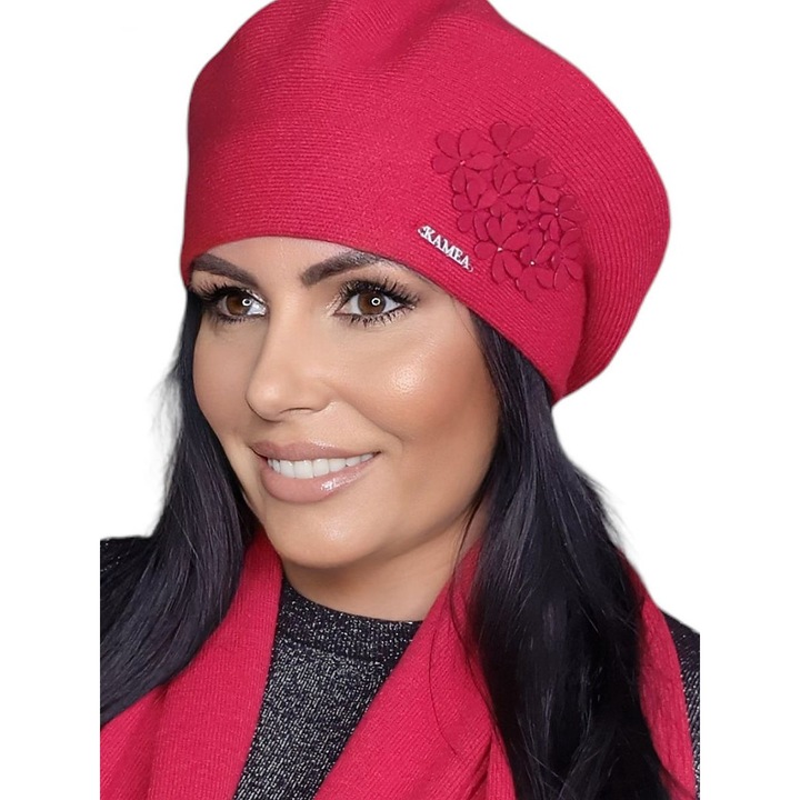 Дамска шапка KaMeA, червена, с флорални апликации, размерите се регулират
