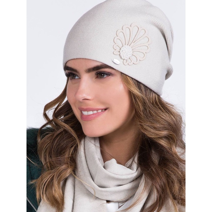 Дамска шапка KaMeA, модел с флорална апликация, бежова, универсален размер