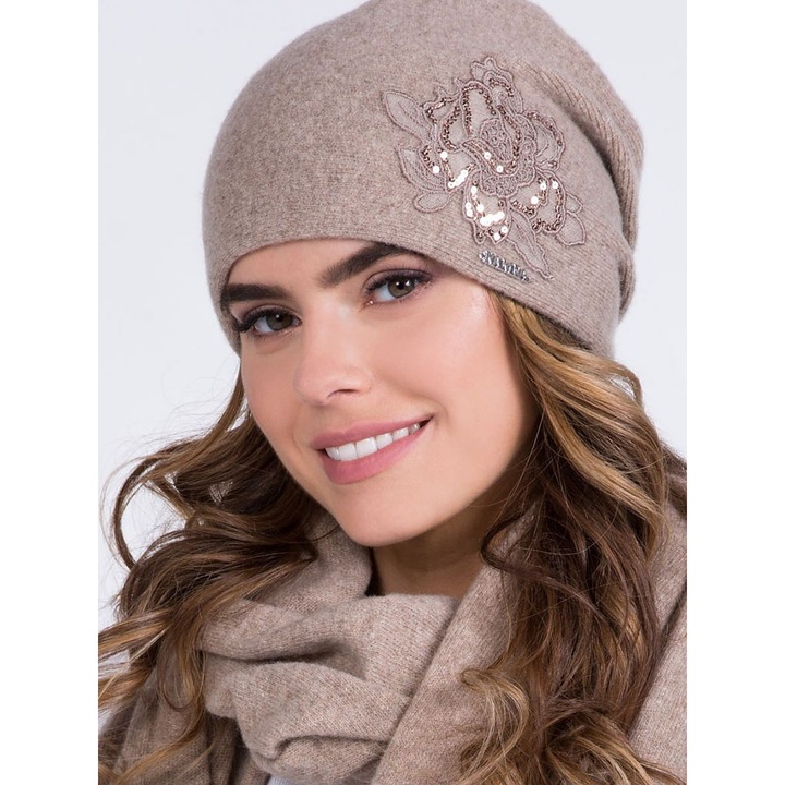 Дамска шапка KaMeA, бежова, вълна, модел с флорална апликация, универсален размер