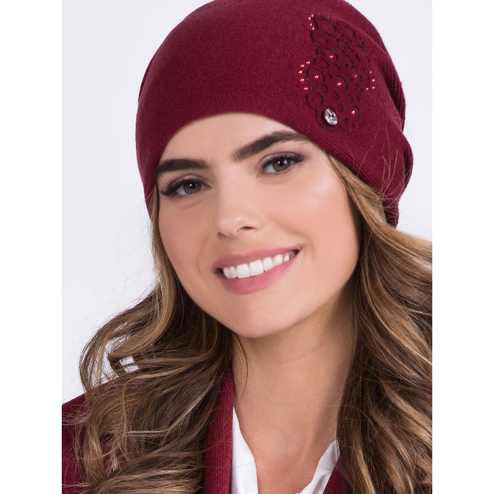 Дамска шапка KaMeA, червена, модел с апликация, размери: 40% полиакрил, 15% еластан, 25% вискоза, 20% вълна