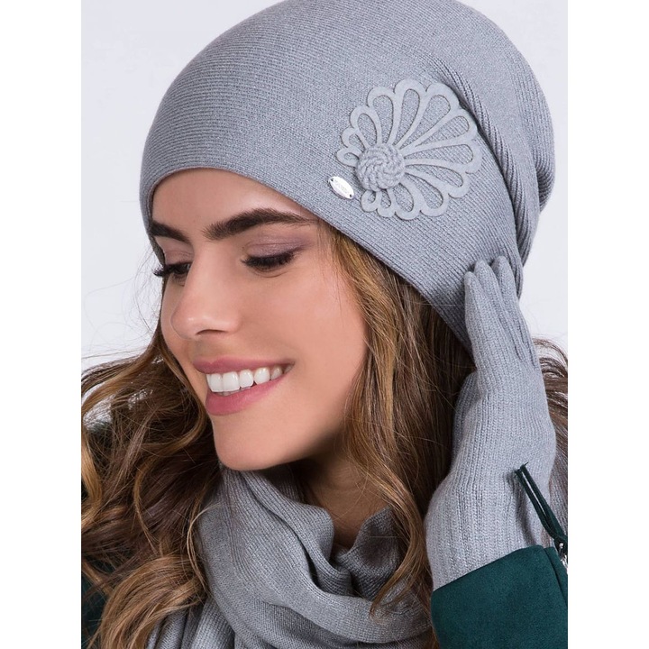 Дамска шапка KaMeA, сива, модел с флорална апликация, различни размери
