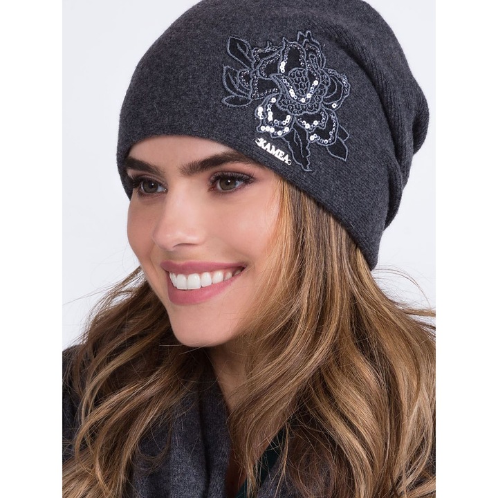 Дамска шапка KaMeA, сива, вълнена, модел с флорална апликация, два слоя, универсален размер