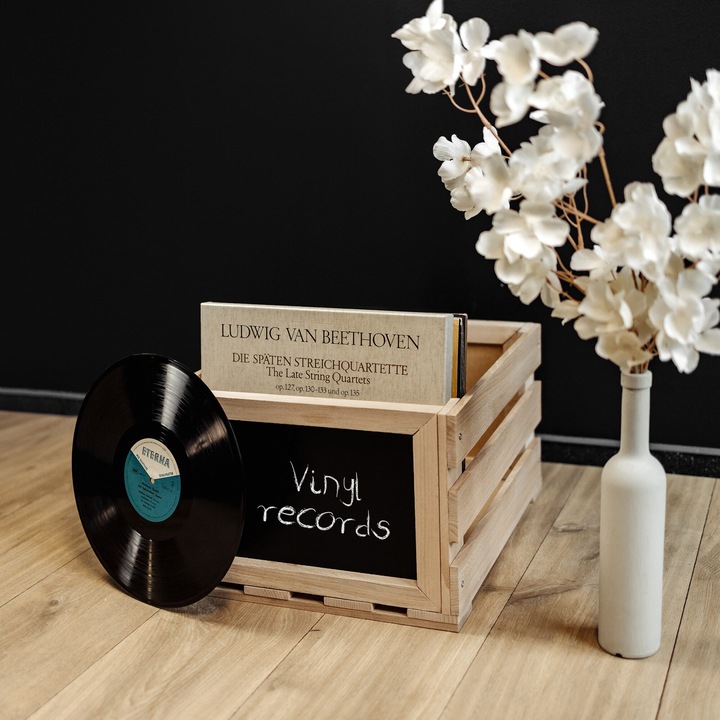 Táblával ellátott bakelitlemez tárolódoboz, Creative Deco, 46 x 36 x 29 cm, Akár 80 lemez tárolására, Bükkfából készült, Ideális lemezek rendszerezésére és tárolására
