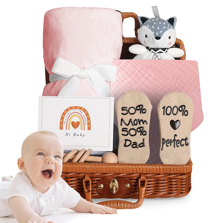 Set cadou Nou Nascut, RorAem, Set cadou cu 7in 1, patura moale, patura de siguranta, jucarie din lemn cu zornaitori, sosete amuzante&bavete, felicitare, valizele din ratan, Roz
