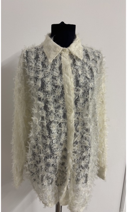 Camasa alba cu pene dama, maarimea universala