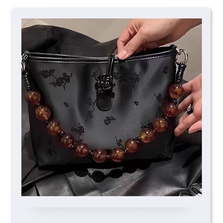 Női hímzett, gyöngyös, egyrészes válltáska - fekete (Tote Black Pearls)