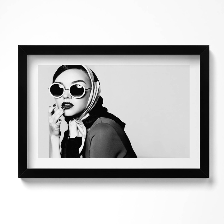Tablou Inramat, Wallfluent, Portretul alb-negru al unei femei pline de farmec, Rama negru, 30x20 cm, 010330010100200280647