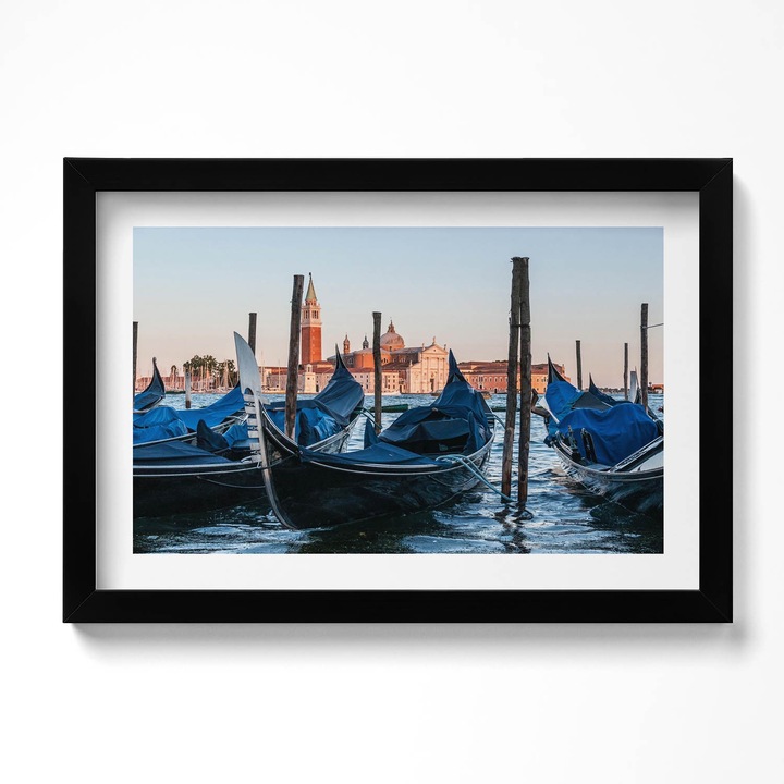 Tablou Inramat, Wallfluent, Gondole venetiene pe apa, Italia, Rama negru, 30x20 cm, 010330010100200281192