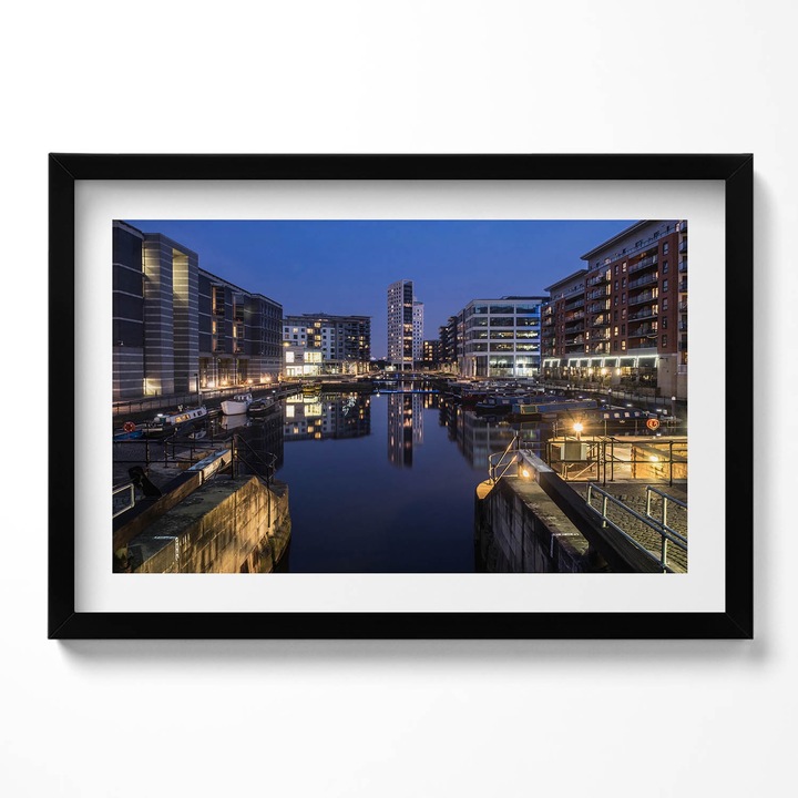 Tablou Inramat, Wallfluent, Orasul Leeds este iluminat noaptea, Rama negru, 60x40 cm,010330010110200280344