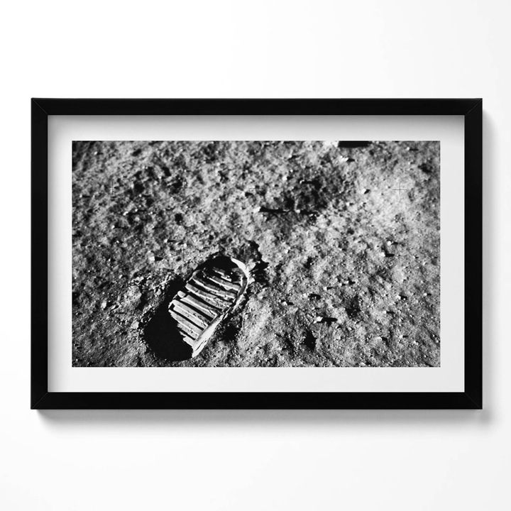 Tablou Inramat, Wallfluent, Fotografie cu primul pas pe Luna realizata de NASA, Rama negru, 60x40 cm,010330010110200281051