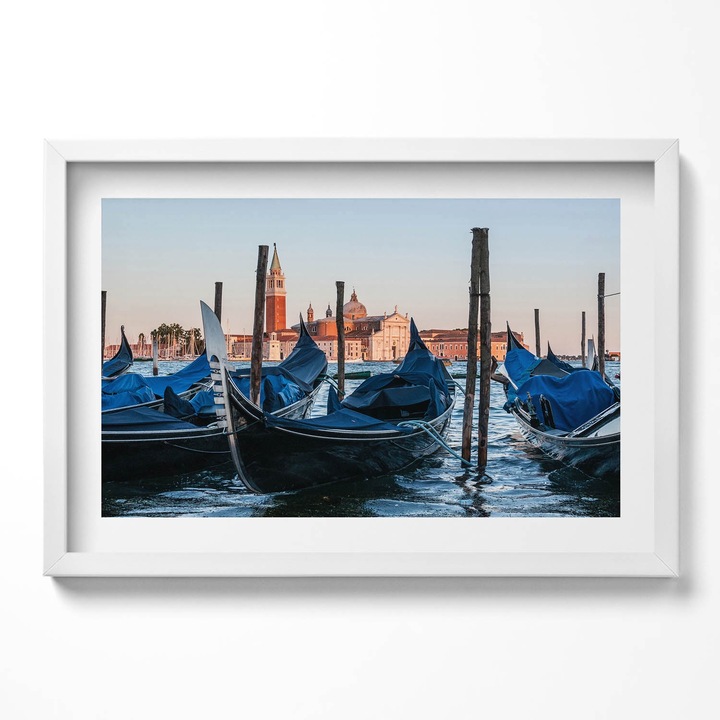 Tablou Inramat, Wallfluent, Gondole venetiene pe apa, Italia, Rama alba, 60x40 cm, 010330010110100281192