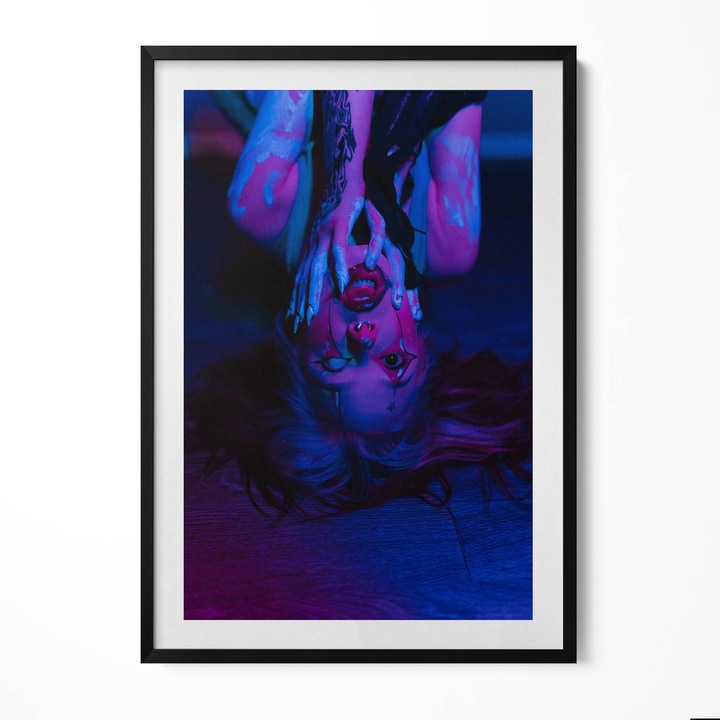 Tablou Inramat, Wallfluent, Fata cu un tatuaj joker, Rama negru, 70x100 cm, 010330010150200280254