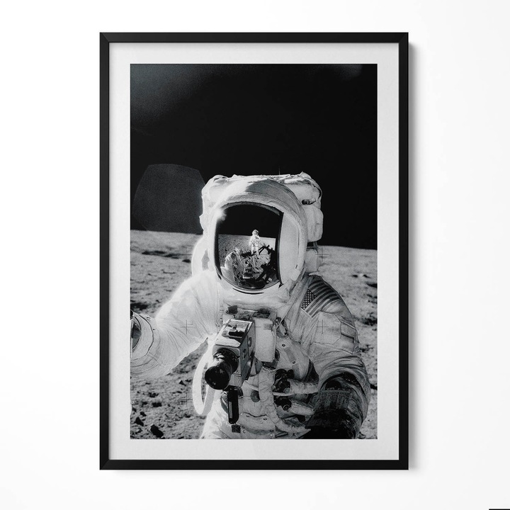 Tablou Inramat, Wallfluent, Astronaut pe Luna - fotografie NASA, Rama negru, 70x100 cm, 010330010150200281048