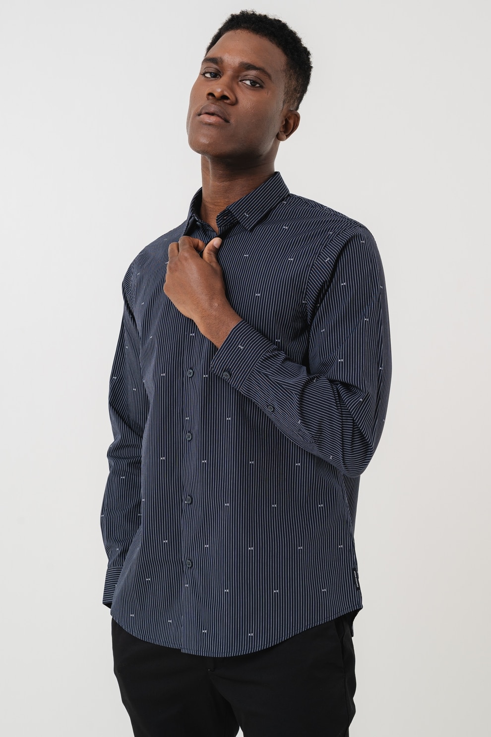 ARMANI EXCHANGE, Camasa cu guler ascutit si model, Alb, Bleumarin, M