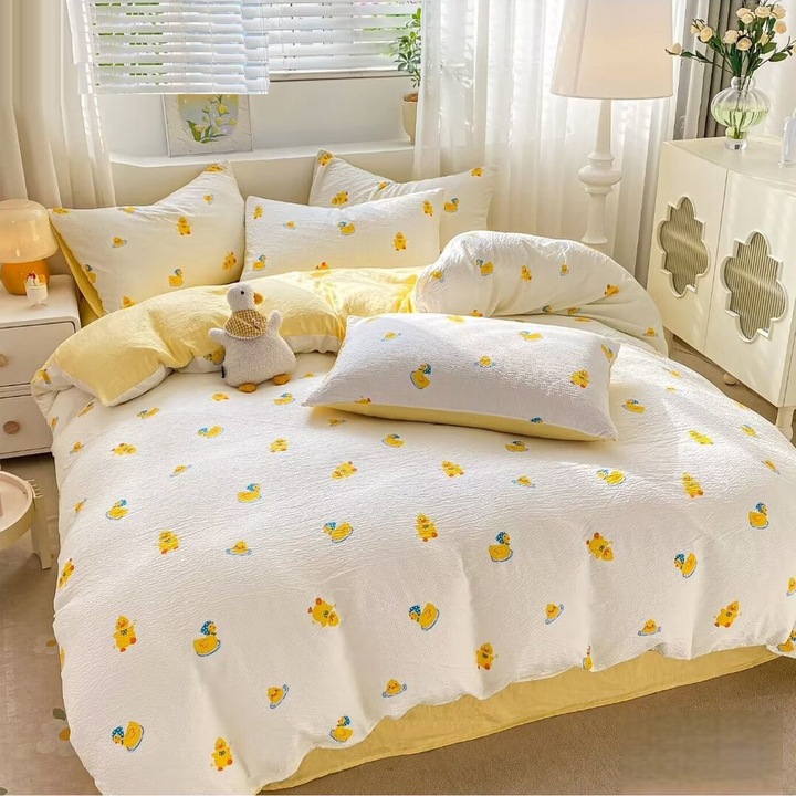 Set Lenjerie CHIRASO, din Finet creponat, pentru 1 sau 2 persoane, 4 piese, Cearceaf de pat cu elastic 140x200 cm, Cearceaf pilota 160x200 cm, 2 fete de perna 55x80 cm, cu imprimeu ratuste, alb-galben