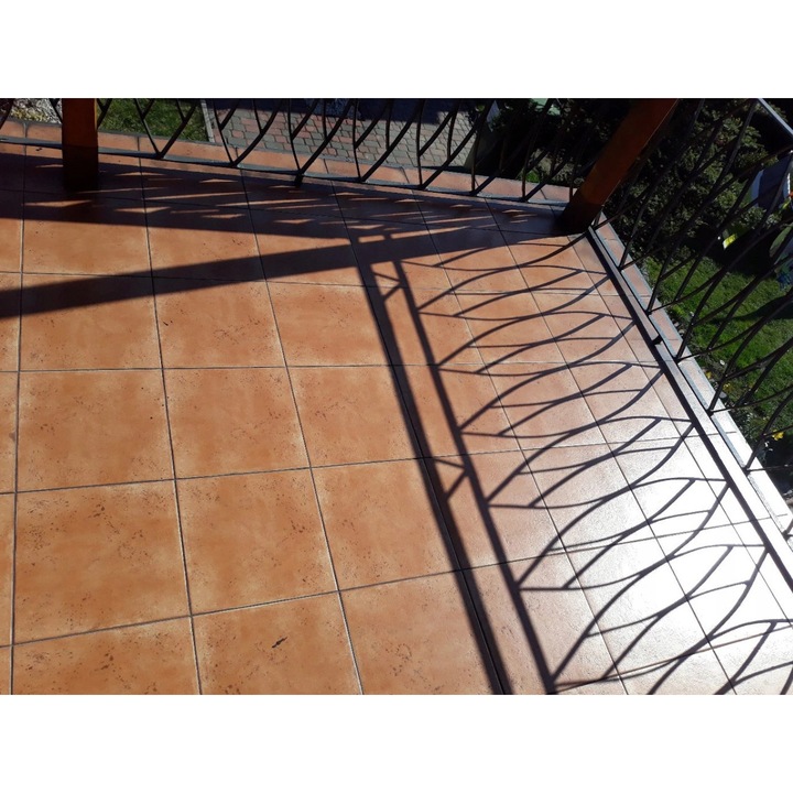 Vopsea pentru gresie, Sigmadur 550, Poliuretan, Performanta ridicata, Randament la 50 μm: 11 m2/L, Uscare la atingere: 1 h, 1 l, Alb