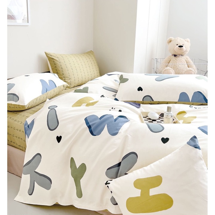 Set Lenjerie CHIRASO, Bumbac 100%, pentru pat dublu, 4 piese: Cearceaf de pat cu elastic 180 x 200 cm, Cearceaf pilota 200 x 230 cm, 2 fete de perna 55 x 80 cm, cu imprimeu litere, alb-maro deschis