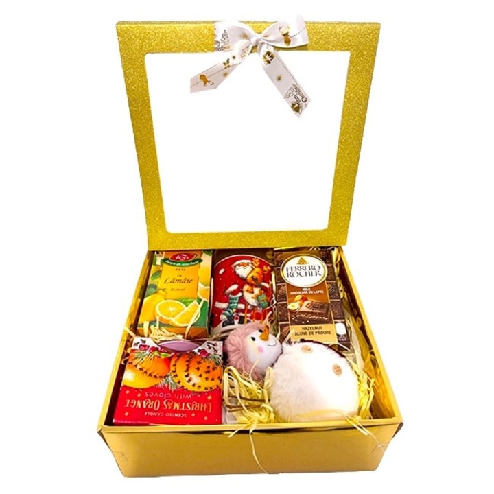 Pachet Merry Christmas, cu decoratiune brad, cana design festiv, ciocolata Ferrero Rocher, ceai plicuri Fares, lumanare parfumata, ambalate in cutie cadou, Velve