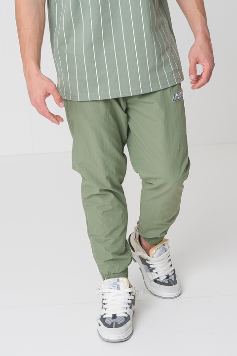 Karl Kani, Sport Patch Essential kényelmes fazonú szabadidőnadrág, Vízzöld/Törtfehér