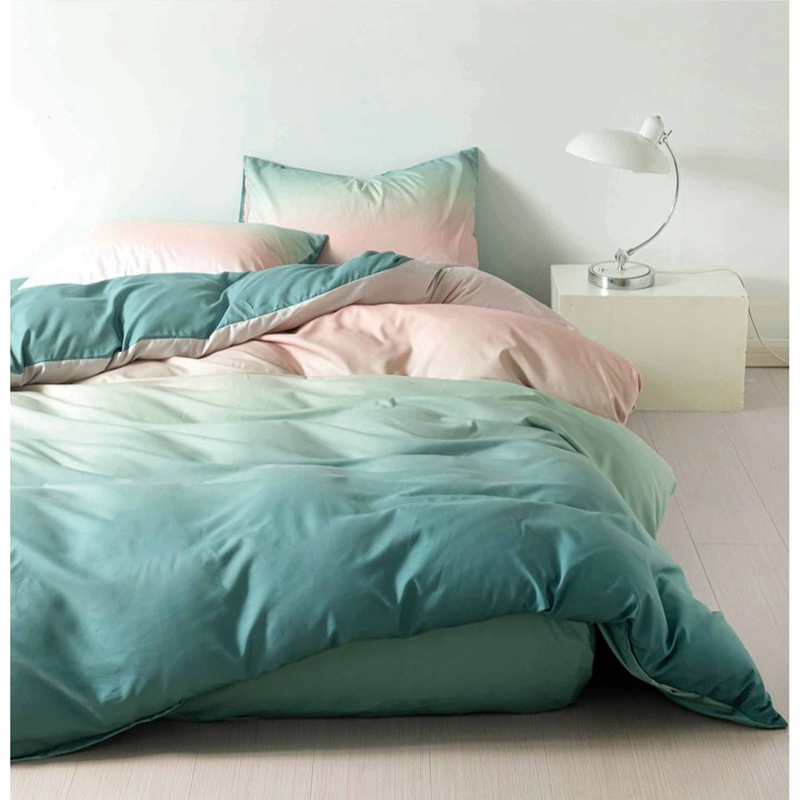 Set Lenjerie CHIRASO, din Bumbac Satinat, pentru 1 sau 2 persoane, 4 piese, Cearceaf de pat 155 x 220 cm, Cearceaf pilota 155 x 200 cm, 2 fete de perna 55 x 75 cm, degrade, verde deschis-roz pal
