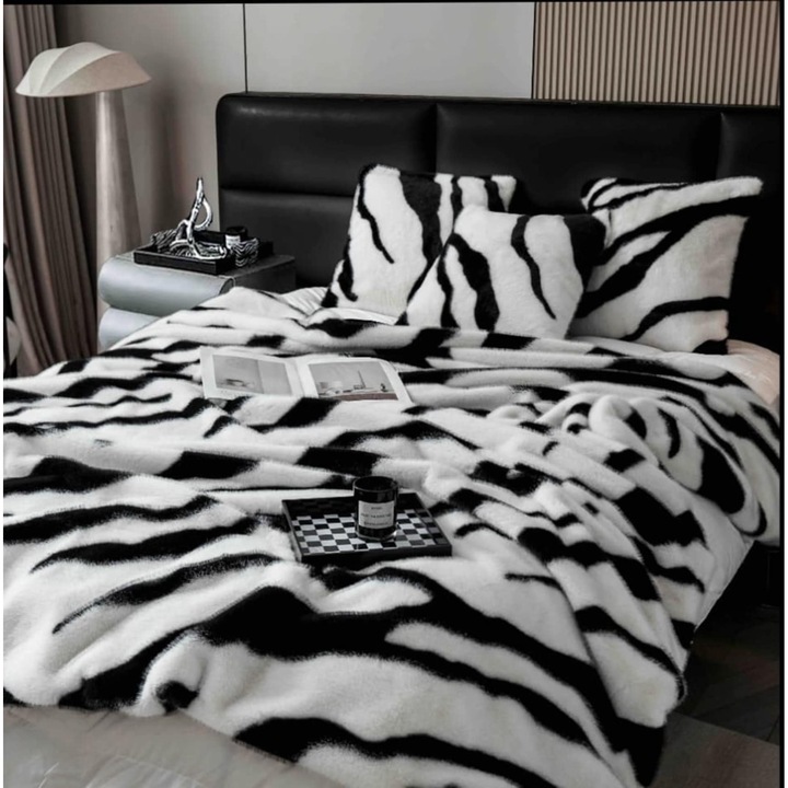 Set Patura cu Fermoar din Blanita Artificiala de Nurca+2 Fete de Perna, Alb-Negru