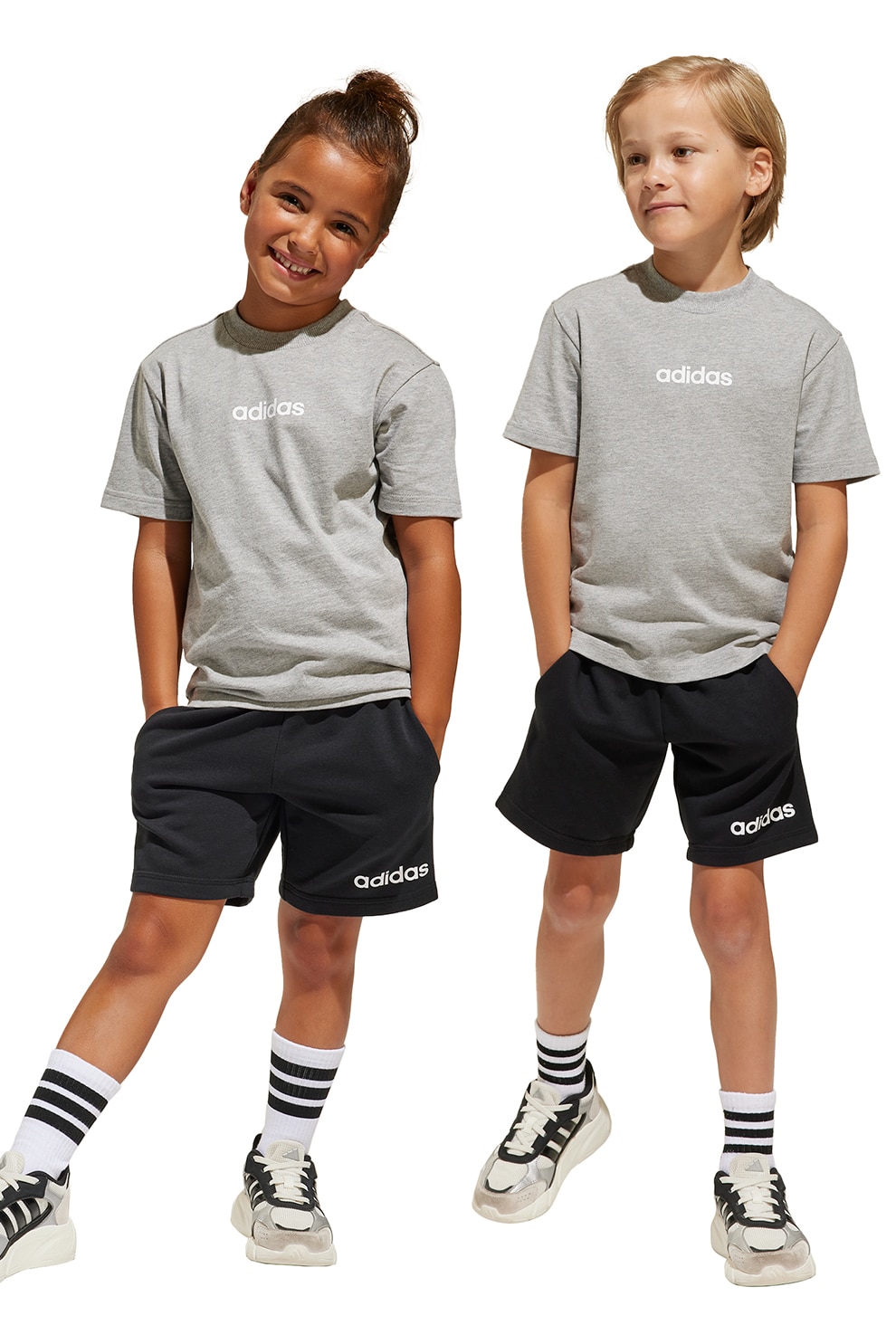 adidas Sportswear, Set de tricou si pantaloni scurti cu detalii logo - 2 Piese, Gri deschis, Negru stins, Alb optic, 104 CM