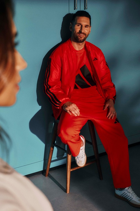 adidas Sportswear, Tricou cu decolteu la baza gatului si imprimeu logo, Negru/Rosu vermillion