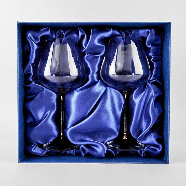 Подаръчен комплект чаши, в синя кутия и торбичка, върху син плат 21см