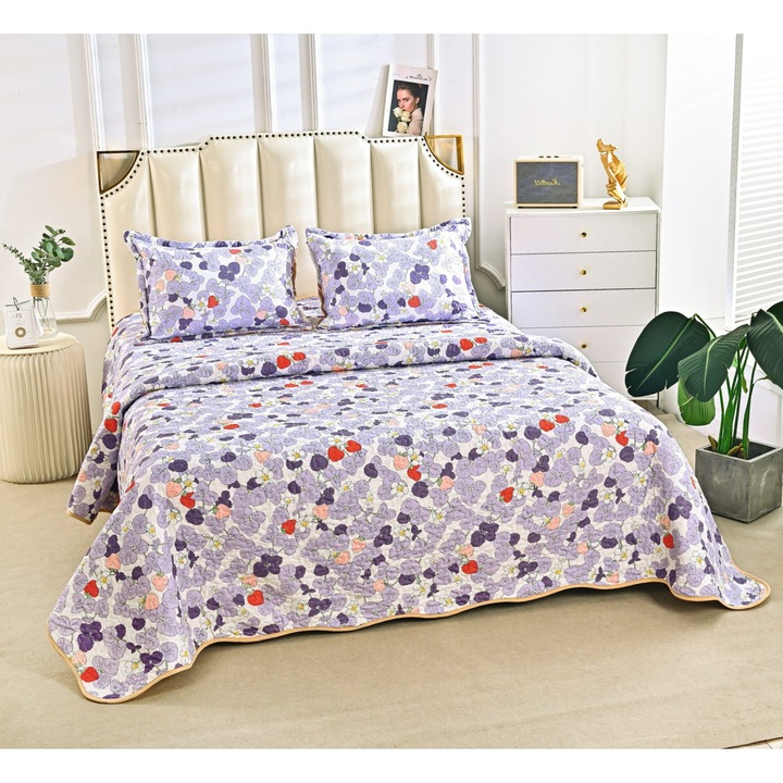 Set Cuvertura Matlasata si 2 Fete de perna CHIRASO, din Microfibra, pentru 1 sau 2 persoane, 3 piese, Cuvertura 220 x 240 cm, 2 fete de perna 60 x 80 cm, model imprimat capsuni, alb-albastru prafuit-rosu
