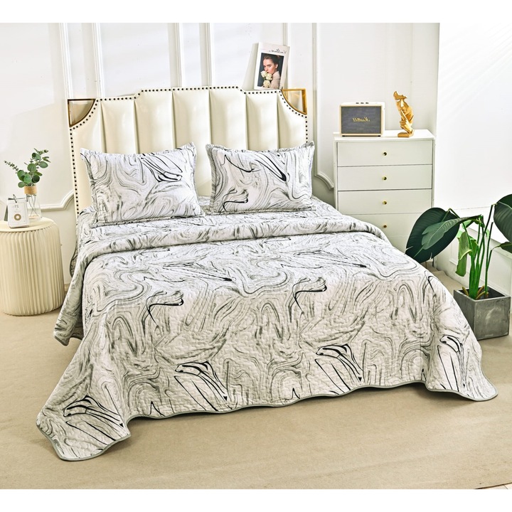 Set Cuvertura Matlasata si 2 Fete de perna CHIRASO, din Microfibra, pentru 1 sau 2 persoane, 3 piese: Cuvertura 220 x 240 cm, 2 fete de perna 60 x 80 cm, model imprimat, alb-gri