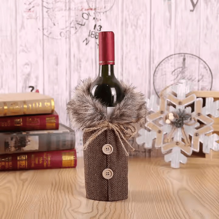 Decoratiune de Craciun pentru sticle de vin, realizat din panza de sac si guler din blana, cu funda decorativa – ideal pentru cadouri de afaceri-rosu