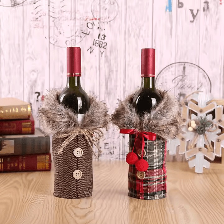 Decoratiune de Craciun pentru sticle de vin, realizat din panza de sac si guler din blana, cu funda decorativa – ideal pentru cadouri de afaceri-rosu