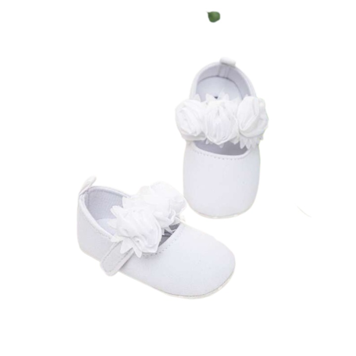 Елегантни бебешки обувки с бели цветя - Първи стъпки, комфорт и безопасност