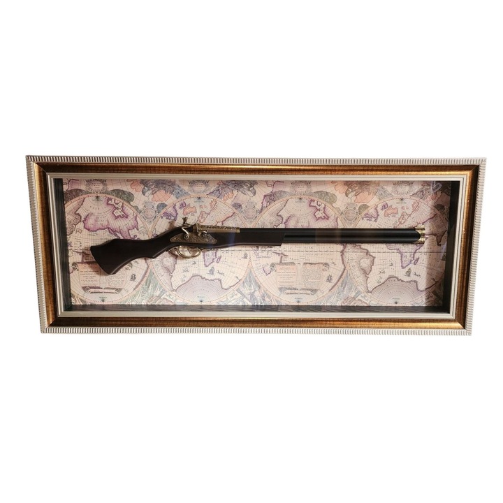 Tablou decorativ 3D tip panoplie, arma replica vintage, fundal harta istorica, rama cu sticla si agatatori, dimensiuni 110*45 cm