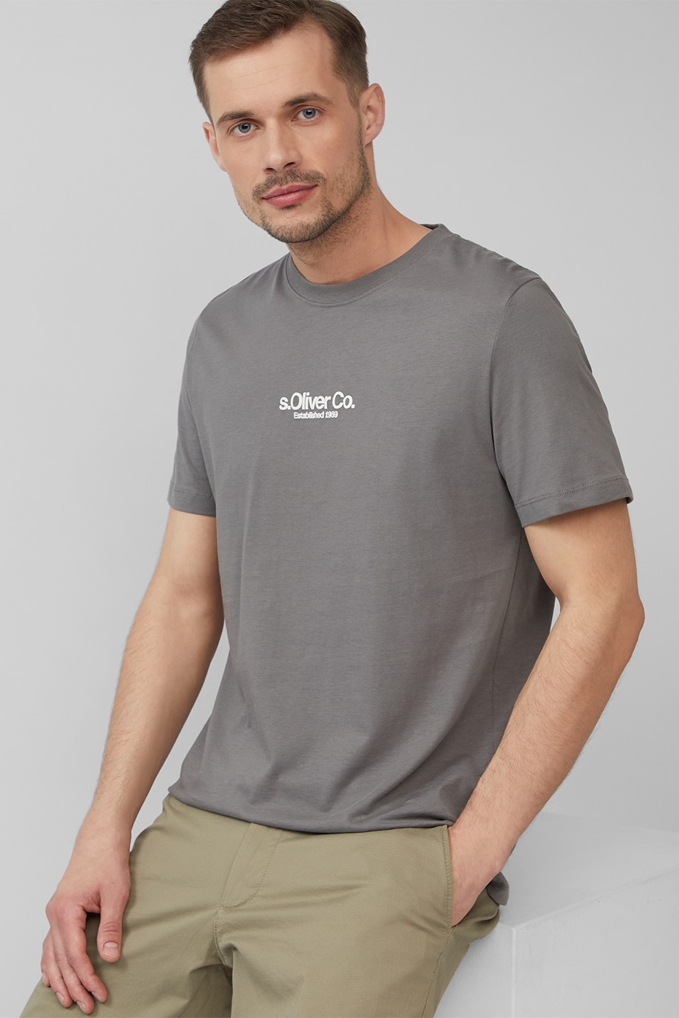 s.Oliver, Tricou cu decolteu la baza gatului si detaliu logo, Gri inchis, S