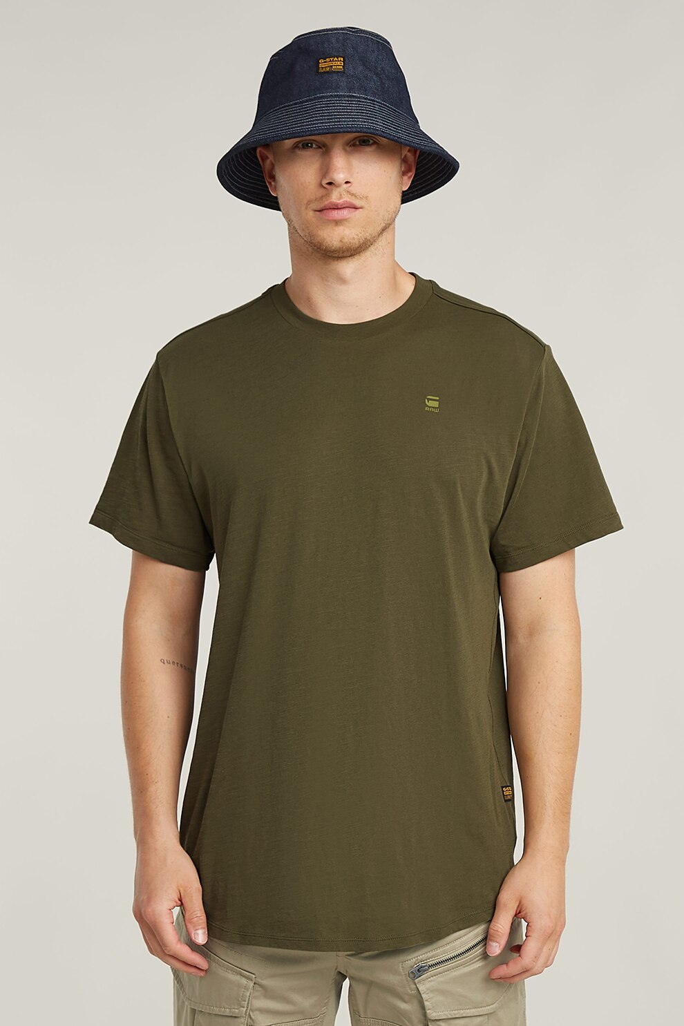 G-STAR, Tricou din bumbac organic cu imprimeu logo, verde militar prafuit, Alb optic, XL