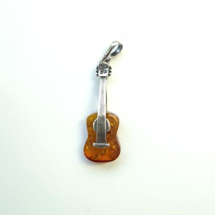 Pandantiv din argint cu chihlimbar de culoare maro cognac, model violin, lungime 4 cm